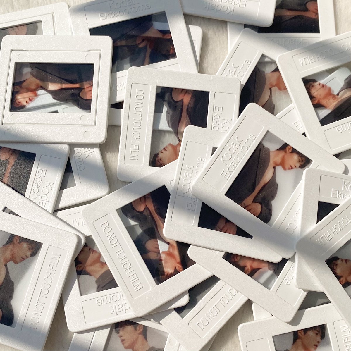 Catesupatcha's tweet image. ꒰ *. giveaway  .*꒱ 
🎞️ Filmslide
🤍 31 ea

location : Thunder Dome
date : 07.02.25
time : tba
rule : rt + show this tw

#2026THELASTPARADEENCOREINBANGKOK