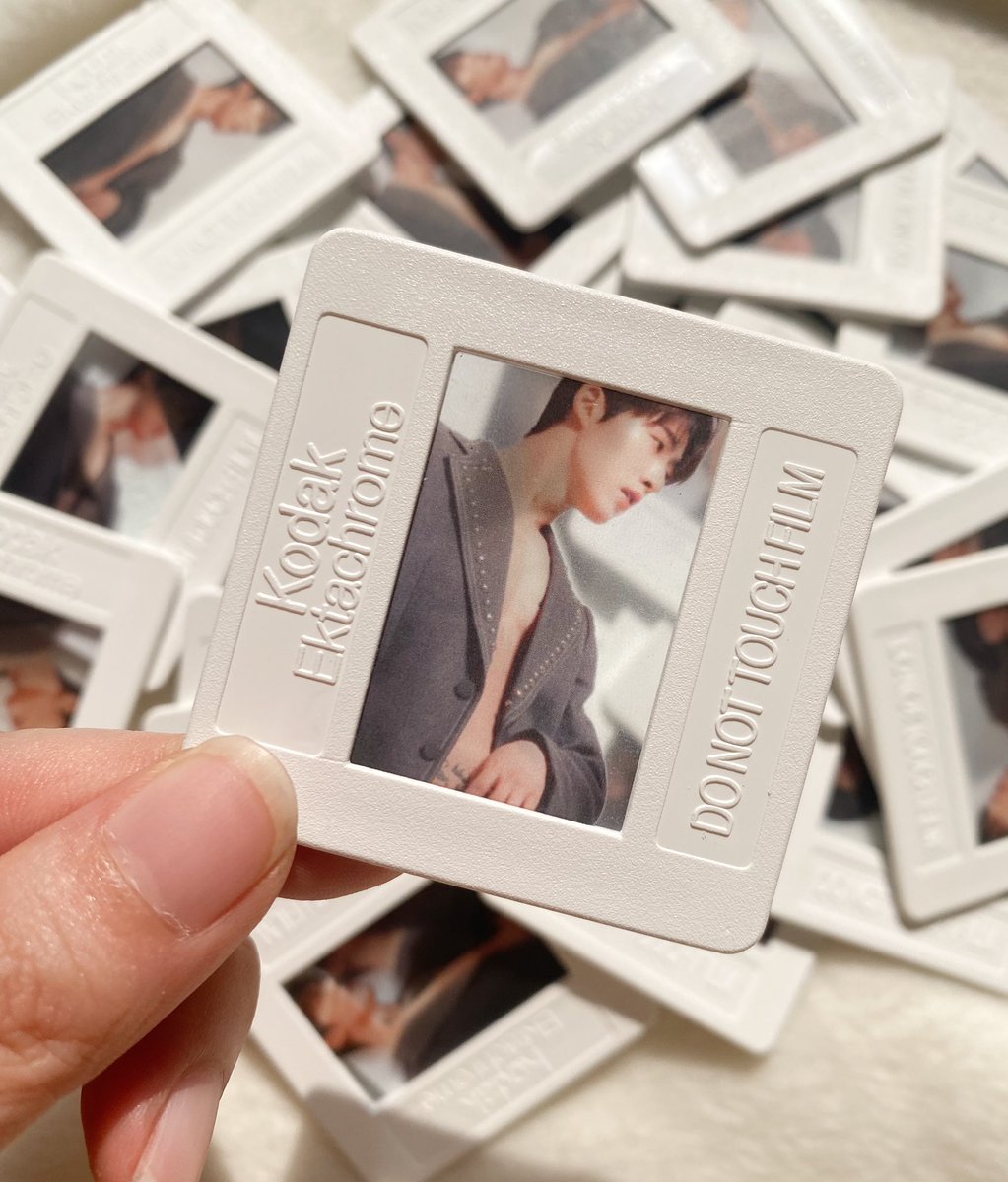 Catesupatcha's tweet image. ꒰ *. giveaway  .*꒱ 
🎞️ Filmslide
🤍 31 ea

location : Thunder Dome
date : 07.02.25
time : tba
rule : rt + show this tw

#2026THELASTPARADEENCOREINBANGKOK