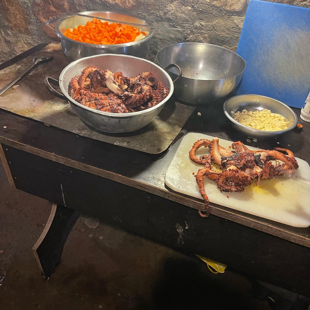 m_athanasios's tweet image. Октоподов сварили…
Интересно, тролли придут сейчас за убийство бедных животных монахов стыдить?