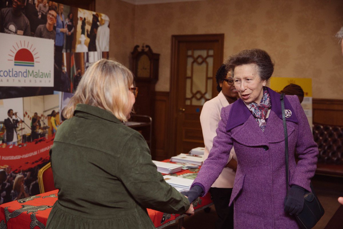 🎉 HRH The Princess Royal joined celebrations marking 20 years of the Scotland Malawi Partnership at Edinburgh City Chambers.
The Anthu Pamodzi exhibition showcases 160+ years of people-to-people links between Scotland and Malawi 🏴󠁧󠁢󠁳󠁣󠁴󠁿🇲🇼
#ScotlandMalawiPartnership #AnthuPamodzi
