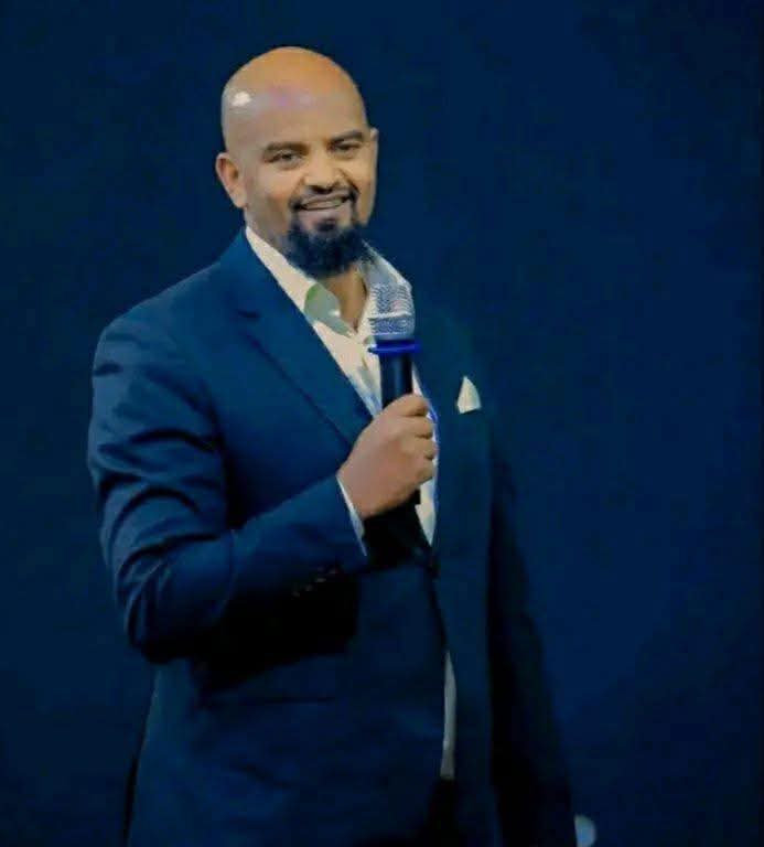 ይቺ የሜንጤ ፓስተር ናት ነብይ ብቻ ጌታ የህዝቡን ምሬት ተመልክቶ ጠቅላዩን አነሳለሁ ሌላ እሾማለሁ አለኝ ስላለች መታሰሩዋን ሰማሁ! በነካ እጃችሁ ጠቅላዩ ሺህ አመት ይነግሳሉ እያሉ በየቀኑ ትንቢት የሚናገሩትንም የብልፅግና ወንጌላዊ ካድሬ