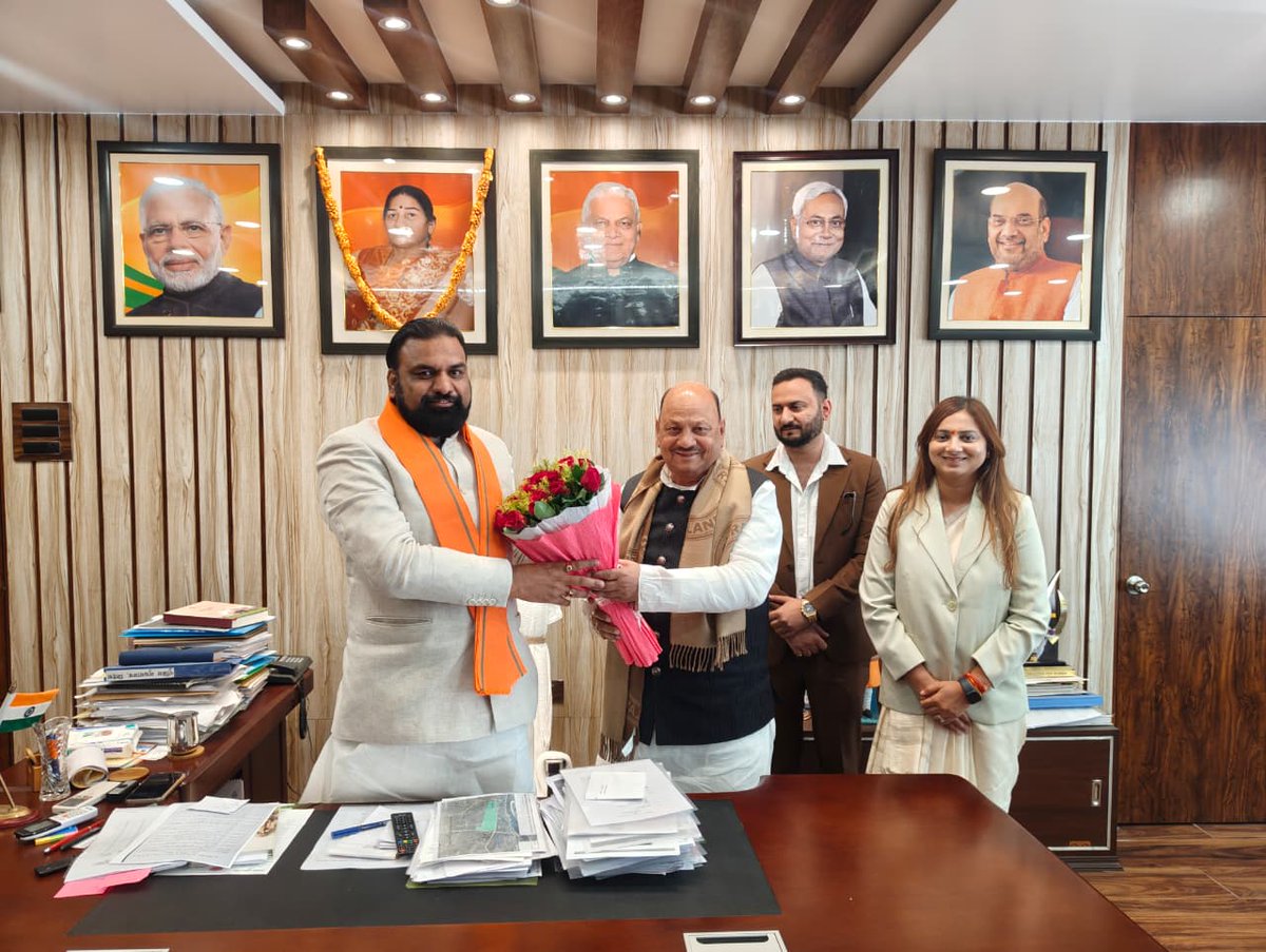 आदरणीय माननीय उपमुख्यमंत्री <a href="/samrat4bjp/">Samrat Choudhary</a> जी से आज औपचारिक मुलाकात करने का सौभाग्य प्राप्त हुआ।
इस अवसर पर पिताजी माननीय विधान परिषद आदरणीय श्री <a href="/IDineshPDSingh/">Dinesh Prasad Singh</a>  जी एवं बड़ी बहन माननीय गायघाट विधायिका आदरणीय श्रीमती <a href="/ikomalsingh8/">Komal Singh</a> जी भी उपस्थित रहीं।