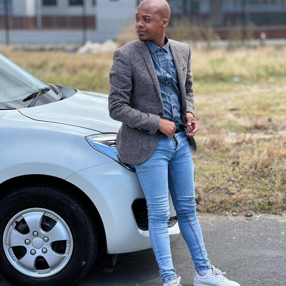 Mashesha_RSA's tweet image. The lady is Anathi Entle on Facebook and she’s now due to give birth, her boyfriend is heard on this video abusing her, and allegedly beating her, you can also hear him forcing her to have sex with him. 

This is guy’s name is  Mihlali Suazo Sizani.