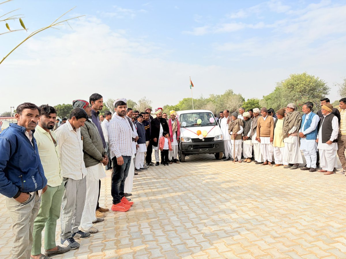 आज गणतंत्र दिवस के पावन अवसर पर हमारे रामनगर गाँव के राजकीय विद्यालय में तिरंगा फहराने के पश्चात बच्चों को संबोधित करने का सौभाग्य प्राप्त हुआ। इस अवसर पर बच्चों एवं अभिभावकों के साथ भोजन-प्रसाद ग्रहण कर आत्मिक संतोष मिला।

आज का दिन मेरे लिए विशेष रूप से भावुक और गर्व का रहा।