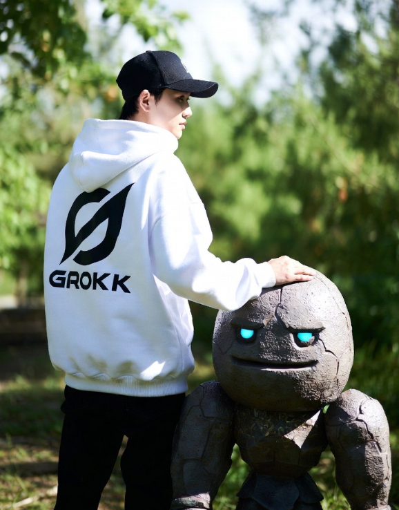 ento1995's tweet image. 저는 '함께'라는 말을 자주 사용합니다.

인생에 있어서 현생이든 온라인이든 혼자하는 것은 외롭고 쉽지 않습니다.

하지만 누군가와 함께라면 의지하며 오래 갈 수 있습니다.

함께의 힘을 믿습니다.

'함께, WITH' 의 힘을 믿고 함께 나아가실 분이 더 많아졌으면 좋겠습니다!!