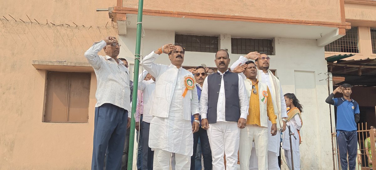 MantuyadavJMM's tweet photo. आज सूरजमल इंटर कॉलेज, बालीडीह में गणतंत्र दिवस के पावन अवसर पर ध्वजारोहण कार्यक्रम में सम्मिलित होने का सौभाग्य मिला। तिरंगे को गौरव से लहराते देख मन गर्व और देशभक्ति से भर गया। 
जय हिन्द! 🇮🇳✨
#RepublicDay2026 #ProudIndian #Balidih #JaiHind #NationalPride
 #SurajmalCollege https://t.co/wByRX4neQg