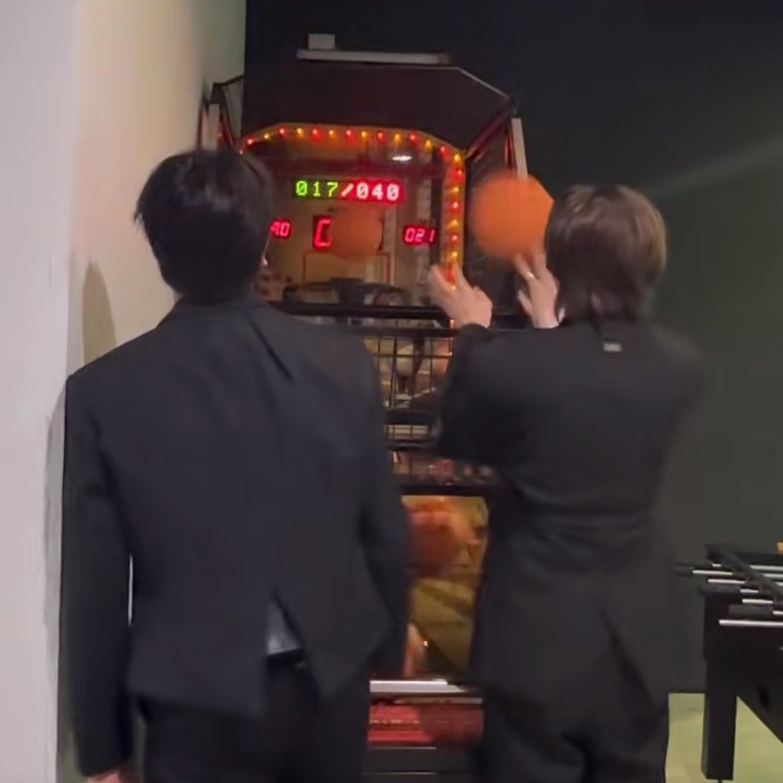 BokBear46's tweet image. สิ่งที่สังเกตจากคลิปได้คือ รอยยิ้มของเซินมักจะมีฉงอยู่ข้าง ๆ เสมออะ😭🫣 ทั้งคลิปถ้าไม่เห็นฉง ก็ฉงถ่าย👀
** แร้วพวกหนูจะไปเล่นปูกันทำไมอะ มานจะหนีบเอานะ👁️👄👁️