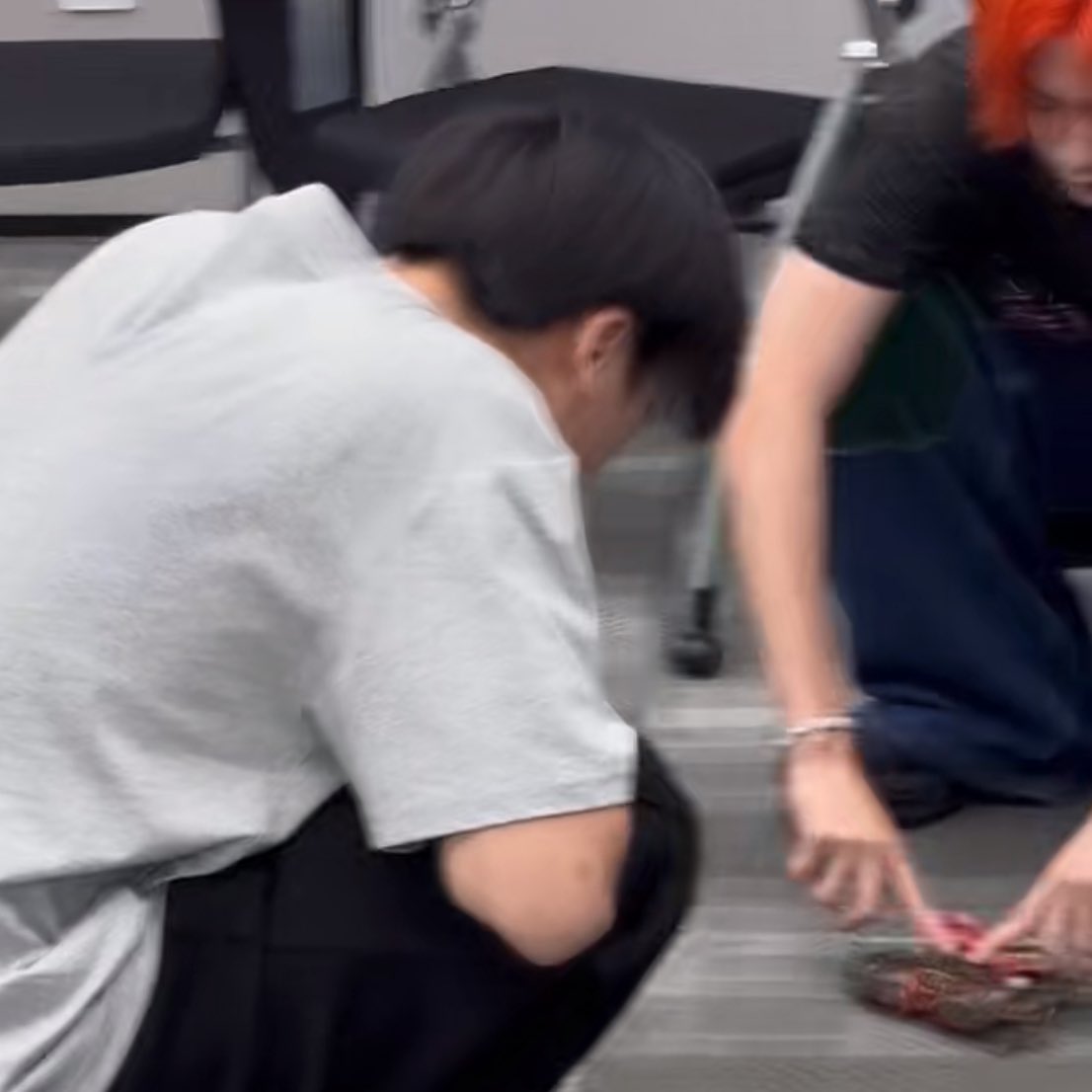 BokBear46's tweet image. สิ่งที่สังเกตจากคลิปได้คือ รอยยิ้มของเซินมักจะมีฉงอยู่ข้าง ๆ เสมออะ😭🫣 ทั้งคลิปถ้าไม่เห็นฉง ก็ฉงถ่าย👀
** แร้วพวกหนูจะไปเล่นปูกันทำไมอะ มานจะหนีบเอานะ👁️👄👁️