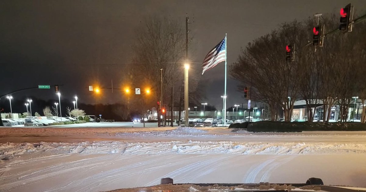 colliervillepd's tweet photo. 🚧 ROAD UPDATE – 6:30 a.m. 🚧

Officers report hazardous conditions on both primary and secondary roadways this morning. While improvements were made by Collierville Public Works & Utilities and the Tennessee Department of Transportation, extreme temperatures have continued to create slick and dangerous driving conditions.

Overnight call volume remained light, and our Charlie Shift officers appreciate everyone who chose to stay home and off the roads.

Please avoid travel unless it is absolutely necessary.