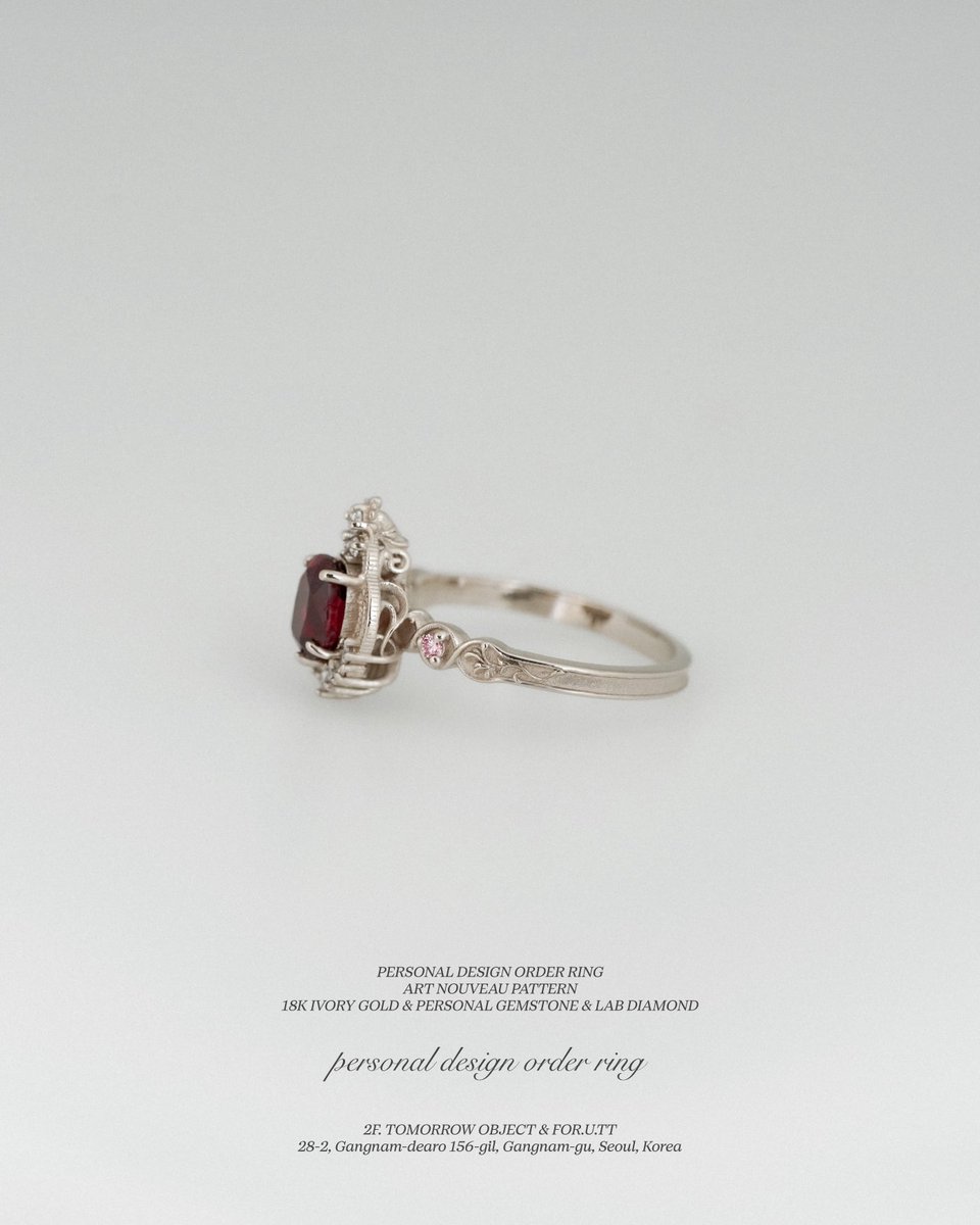 𝑝𝑒𝑟𝑠𝑜𝑛𝑎𝑙 𝑑𝑒𝑠𝑖𝑔𝑛 𝑜𝑟𝑑𝑒𝑟 𝑟𝑖𝑛𝑔.
𝟏𝟖𝑘 𝑖𝑣𝑜𝑟𝑦 𝑔𝑜𝑙𝑑 • 𝑝𝑒𝑟𝑠𝑜𝑛𝑎𝑙 𝑔𝑒𝑚𝑠𝑡𝑜𝑛𝑒 • 𝑙𝑎𝑏 𝑑𝑖𝑎𝑚𝑜𝑛𝑑

예쁘게 그린 스케치로, 아르누보 패턴이 들어간 반지 작업를 맡겨주셨습니다. 메인의 루비가 돋보일 수 있도록 전체적인 쉐입을 잡아 진행했어요.