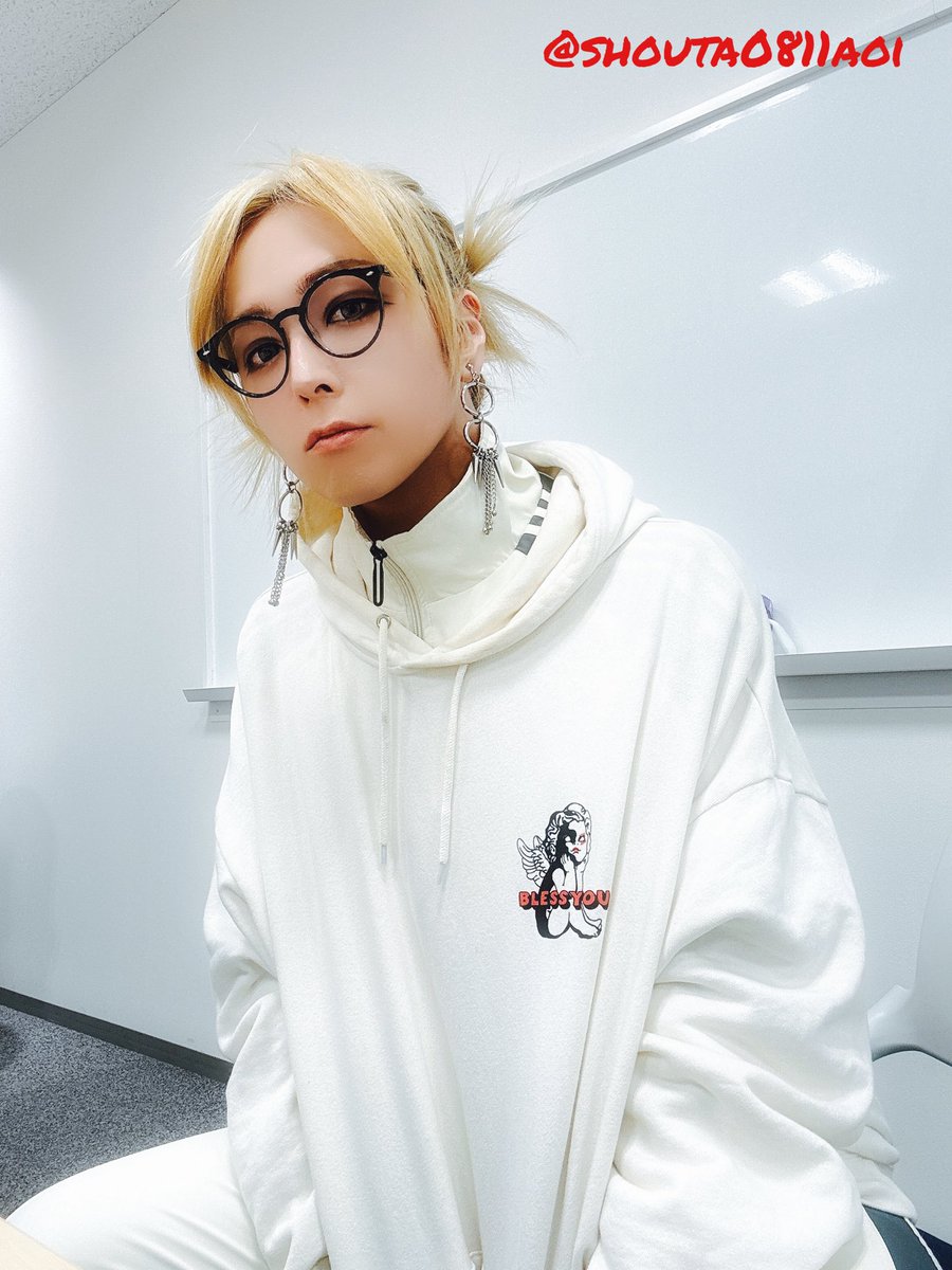 ✌️💛🤍👓👶🪽