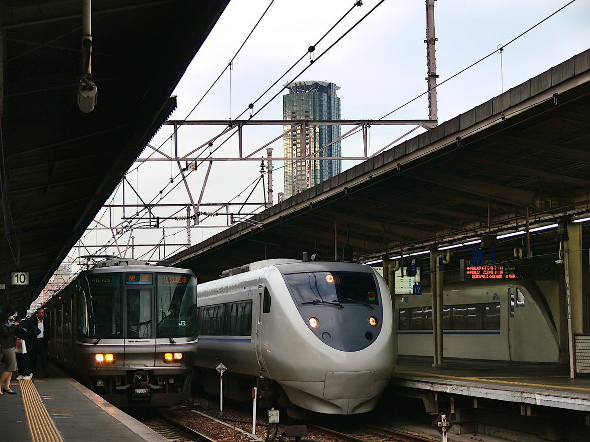 kawahiyo6330's tweet image. 2006年、大阪駅の今はなき旧11番乗り場の壁面に飾られていたサンダーバードの側面モックアップ
これと実車とを並べてスナップするのを当時気に入っていてよく撮っていました。

翌2007年に旧11番乗り場は駅ビル用地確保のために閉鎖、西側の一端を除いて解体され、壁飾りもその運命を共にしました。