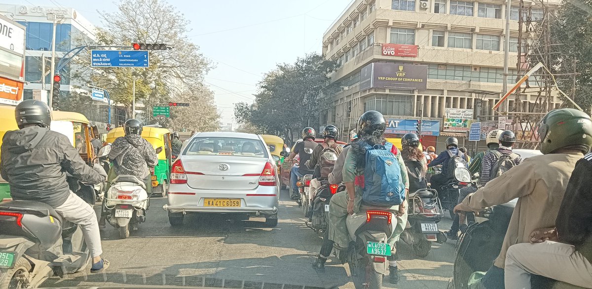 rangamarakini's tweet photo. ಬೆಂಗಳೂರಿನ #ಜೆಸಿರಸ್ತೆ  #ವೈಟ್‌ಟಾಪಿಂಗ್ ಶುರುವಾದಾಗ ಮಾಧ್ಯಮ, ಸಾಮಾಜಿಕ ಜಾಲತಾಣದಲ್ಲಿ ಅಯ್ಯಯ್ಯೋ ಅಂತ ಬಡಕೊಂಡ ರಣಶೂರರು, ವಾಹನಕ್ಕೆ ಮುಕ್ತವಾದಾಗ ಎಲ್ಲಿದ್ದಾರೆ?
Where are those #SocialMedia who cried when white topping started in #JCRoad #Bengaluru about traffic jam, huge loss to traders. Thanks to #GBA https://t.co/qi9qTgkr5H