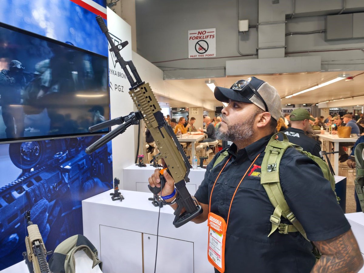PGZ_pl's tweet photo. 💥 Działo się w VEGAS! Podczas #SHOTShow 2026 #Maskpol, @PGZ_MESKO_SA i Fabryka Broni zaprezentowały swoje najnowsze rozwiązania. 

🇵🇱🤝🇺🇸 Szczególnym zainteresowaniem cieszył się system MSBS #GROT, w tym certyfikowany na rynek USA MSBS GROT Pistol z lufami 10,5”, 13” i 14,5”. https://t.co/NGrV9dgmwA