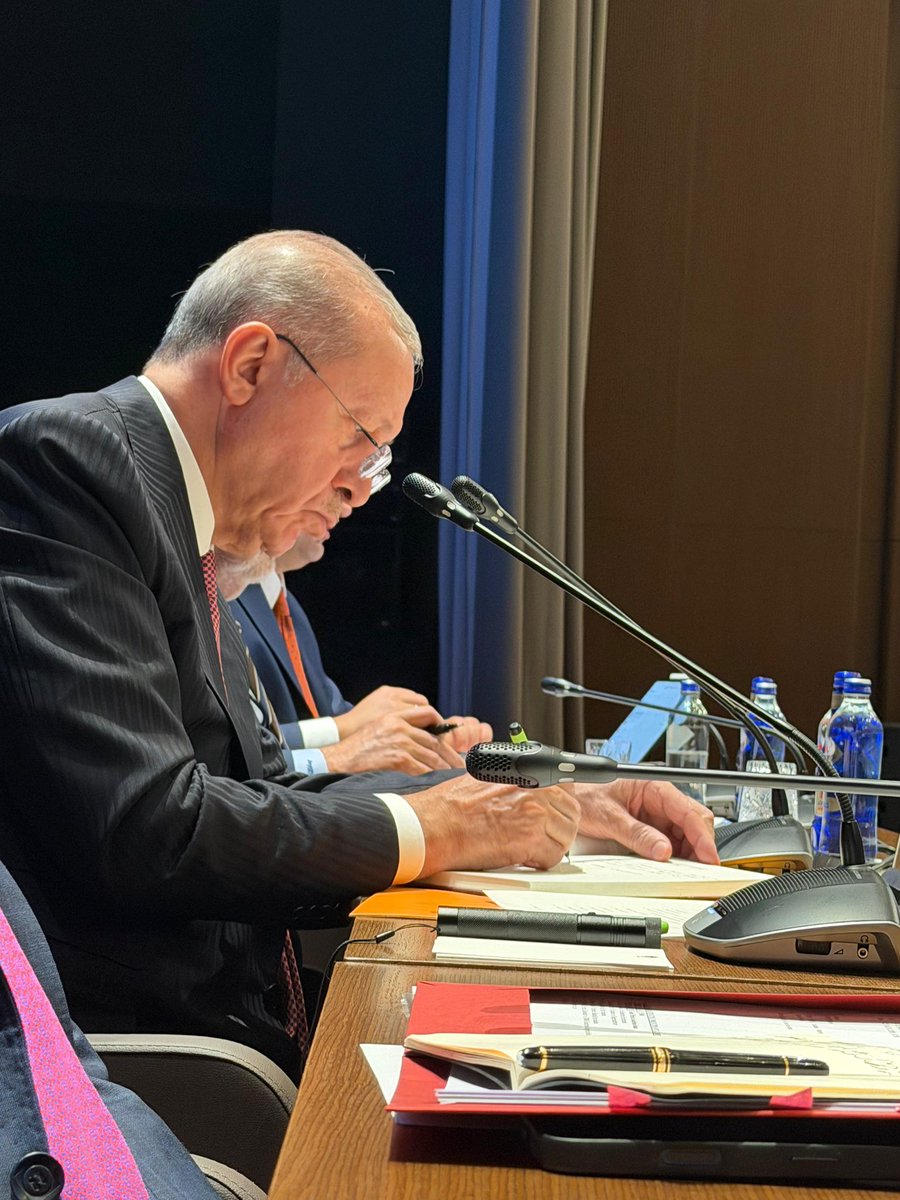 Durmadan, yorulmadan… <a href="/RTErdogan/">Recep Tayyip Erdoğan</a> 

📍MKYK Toplantısı