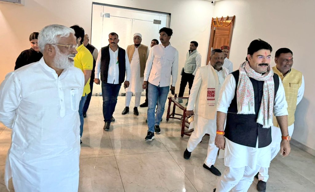 shalabhmani's tweet photo. देवरिया में माँ सरस्वती सेवा सदन स्थित मेरे आवास/ जनसंपर्क कार्यालय पर पधारे उत्तर प्रदेश सरकार के जलशक्ति मंत्री श्री @swatantrabjp जी का स्वागत अभिनंदन किया। इस अवसर पर ज़िलाध्यक्ष श्री भूपेन्द्र सिंह जी, जिला उपाध्यक्ष श्री राजेश मिश्र जी, मंडल अध्यक्ष श्री राजेश निषाद जी समेत वरिष्ठ पदाधिकारीगण भी उपस्थित रहे।