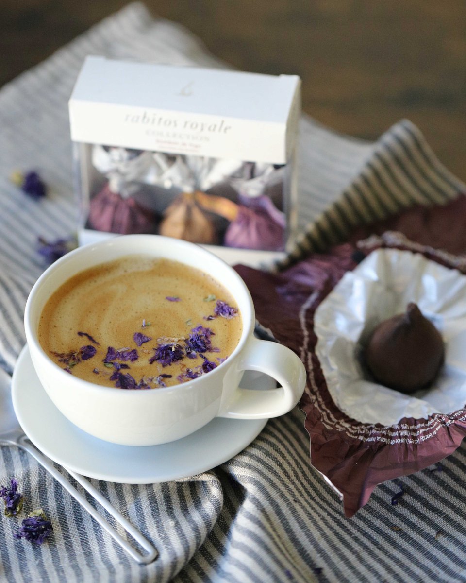 rabitosroyale's tweet image. ¡Acompaña un impresionante café con flor de malva con nuestros deliciosos #Rabitos!
-
Share a fantastic coffee with mallow flowers with our delicious #RabitosRoyale!

#BombonesDeHigo #ChocolateFigBonbon #chocolate #CaféConFlorDeMalva #MallowFlowerCoffee #bombones #bonbons