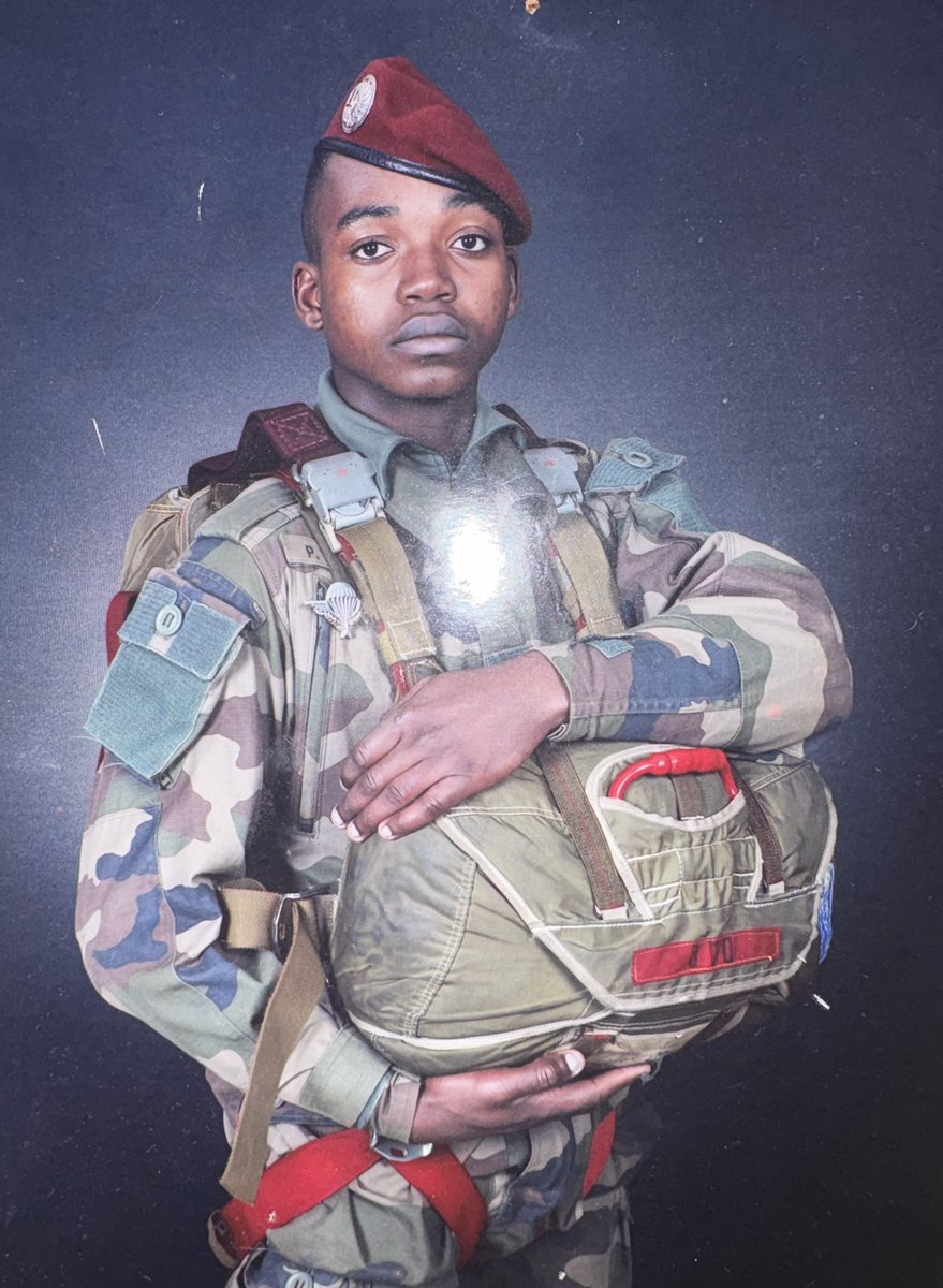 Je me fais insulter chaque jour sur les réseaux par des noirs et arabes de l’âge de mon fils, bien planqués derrière leurs écrans.
Mon fils, lui, après son bac à 16 ans, a choisi pendant cinq ans de servir son pays dans l’armée comme parachutiste.
Au lieu de se plaindre, de