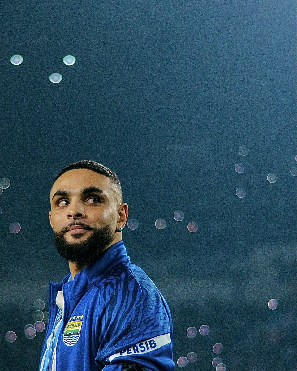 layvinkurzawa's tweet image. Bandung, thank you for the warm welcome. That was amazing 💙 Can’t wait to fight for this badge. @persib