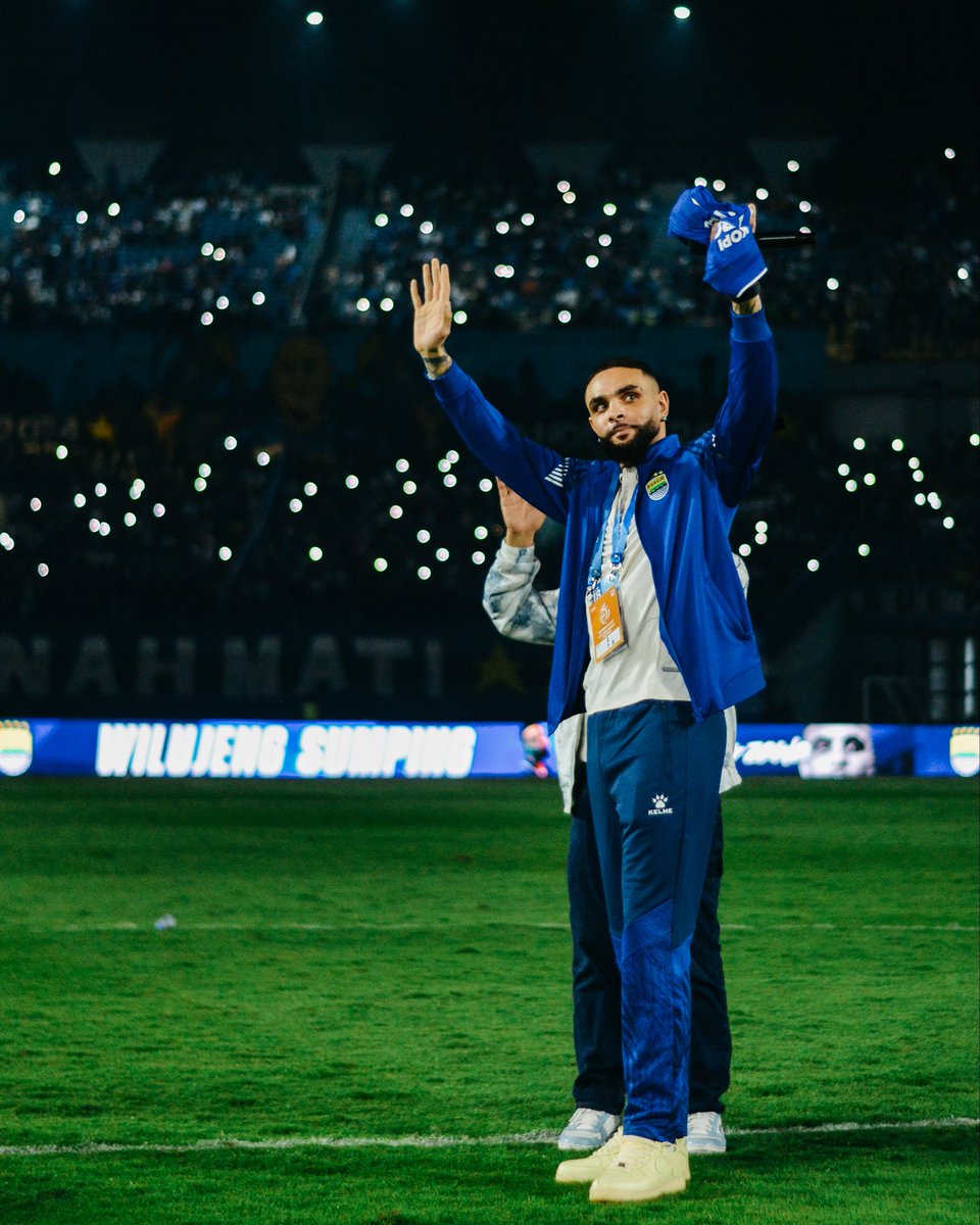 layvinkurzawa's tweet image. Bandung, thank you for the warm welcome. That was amazing 💙 Can’t wait to fight for this badge. @persib