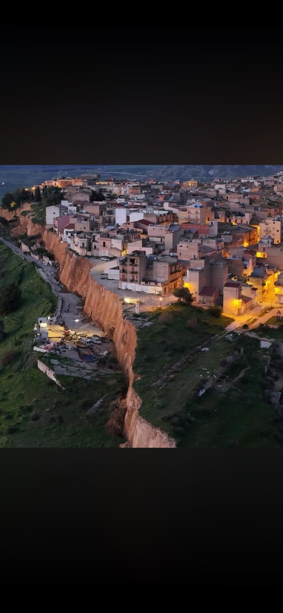 ghianda's tweet photo. Non bastava l’uragano Henry, adesso anche il collasso di un costone del paesino di Niscemi. Le immagini sono impressionanti, la situazione ancora in divenire. 500 sfollati al momento. Ci riprenderemo in Sicilia: MAI.
#Sicilia #niscemi #disastri https://t.co/MNiQAqtdC1