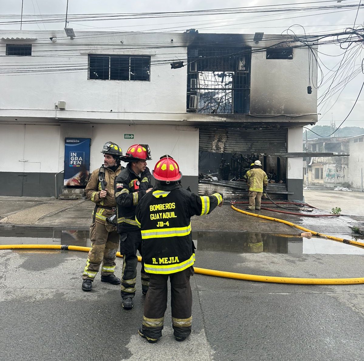 BomberosGYE's tweet photo. El Grupo Táctico de Operaciones con RPA’s del #BCBG brinda soporte durante la atención de la emergencia. Al momento la novedad se encuentra controlada. https://t.co/gZ35yn61Eq