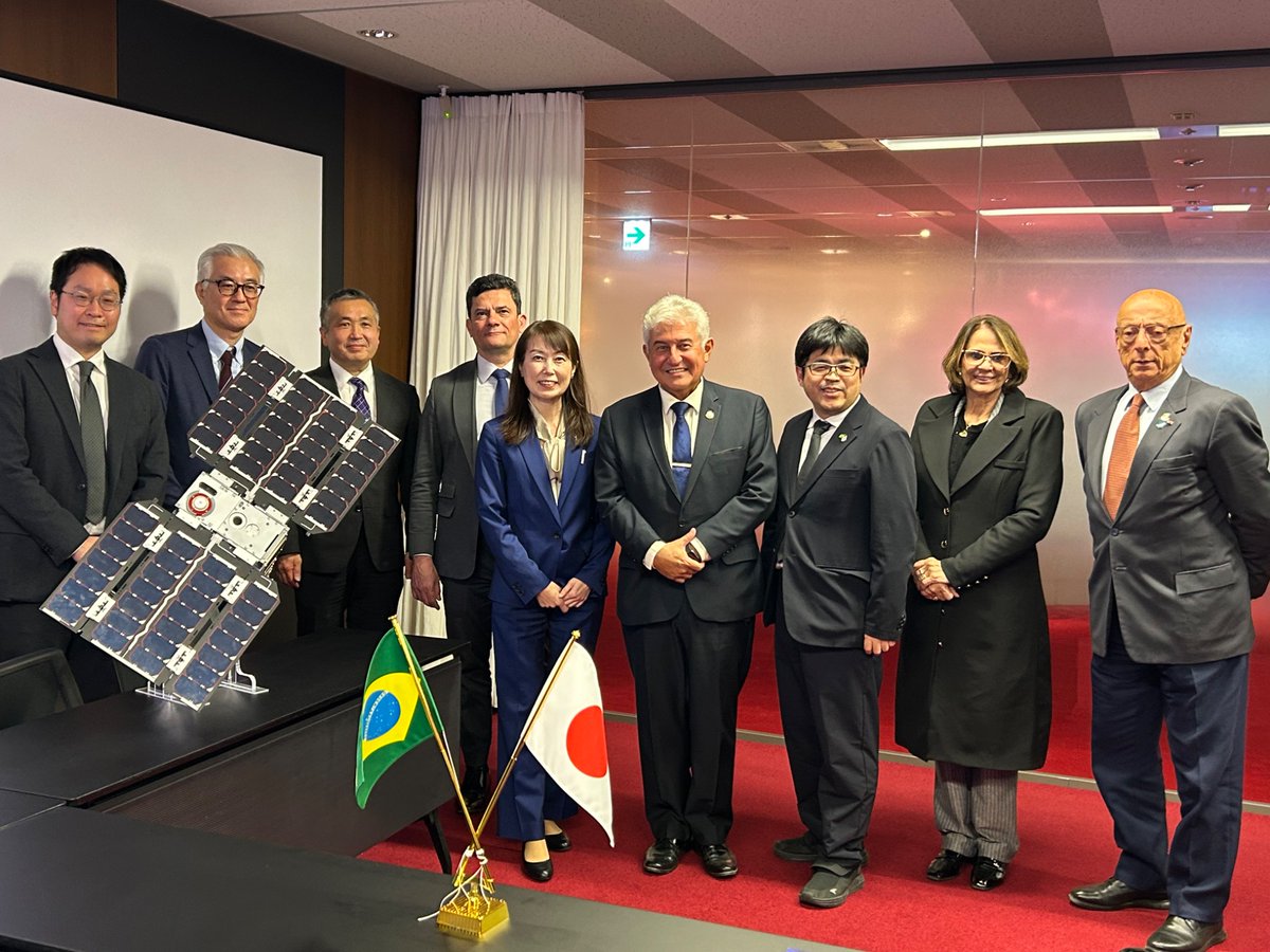 PanchoHidetake's tweet photo. 会談には超小型人工衛星の開発を手掛けるアークエッジ・スペース @ArkEdgeSpace 福代孝良CEOが同席しました。ブラジリアの日本大使館の経験があります。#ブラジル で自然環境や海洋の監視事業に意欲を示していました。 https://t.co/Kyom0mhMqZ