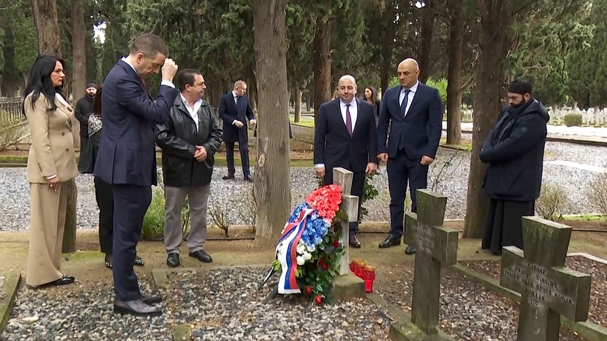 Министар спољних послова Марко Ђурић <a href="/markodjuric/">Марко Ђурић</a> започео је данас посету Солуну одавањем поште и полагањем венаца крај маузолеја на Српском војничком гробљу Зејтинлик и крај вечне куће Ђорђа Михаиловића, његовог дугогодишњег чувара. Министар је обишао и Цркву светог архангела