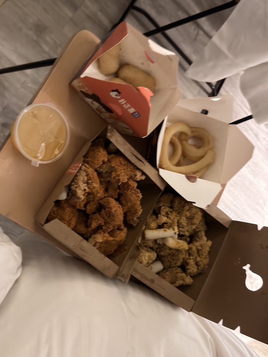 ALD1_official's tweet image. 전에 찍은 사진들 보다가 이 사진들을 발견했는데 이거 진짜 맛있어서 또 먹고 싶네요.. (롱거가 다 사줬음 🤧🤧)

p.s 사진에는 안 나왔는데 치킨이랑 찍어먹는 블루베리 딸기? 소스가 같이 와서 처음에는 뭐야.. 했다가 맛있어서 다 먹었던 TMI ㅋㅋㅋㅋ

#ALPHADRIVEONE #ALD1
#알파드라이브원…