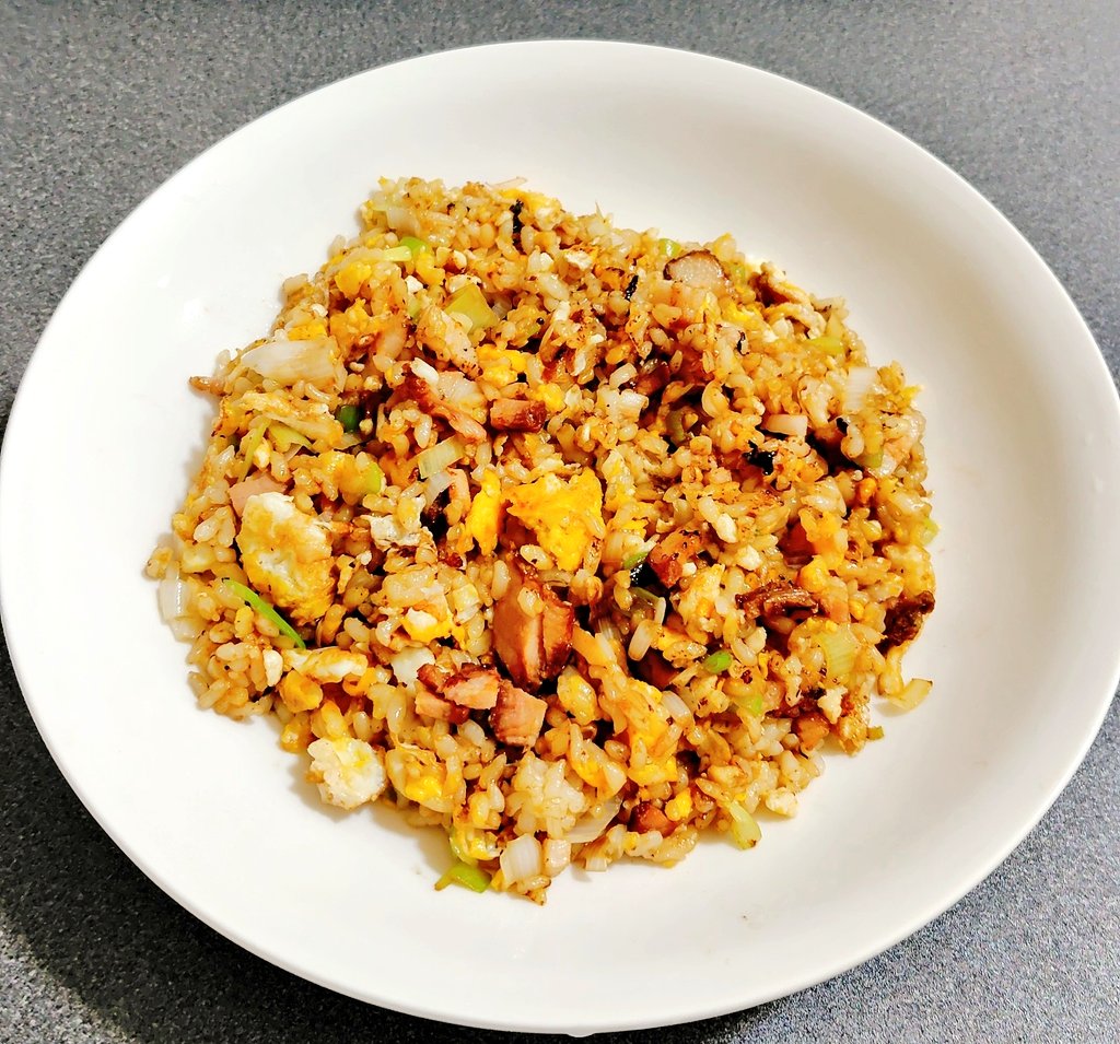 一人暮らしを始めて30年。様々な調理方法を試行錯誤し、トライアンドエラーを果しなく繰り返した結果、ついに家庭用コンロとフライパンで、パラパラのチャーハンを作ることに成功しました！👏👏👏