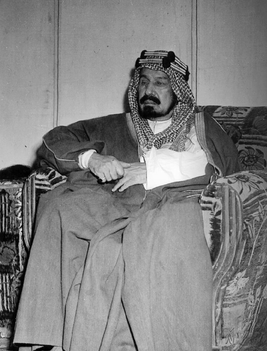 صورة نادرة لفارس القرن العشرين 
#الملك_عبدالعزيز رحمه الله تعالى وتم التقاطها عام 1365هـ/1945م.
#السعودية