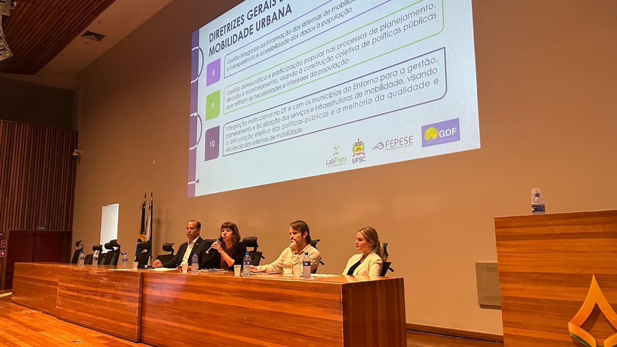 LabtransUFSC's tweet image. 🚍 Audiência pública no DF debate transporte e mobilidade com protagonismo do LabTrans/UFSC

No dia 24 de janeiro de 2026, a Câmara Legislativa do Distrito Federal (CLDF) sediou a 3ª audiência pública sobre o Plano de Transporte e Mobilidade do DF, no auditório Lindberg Aziz…