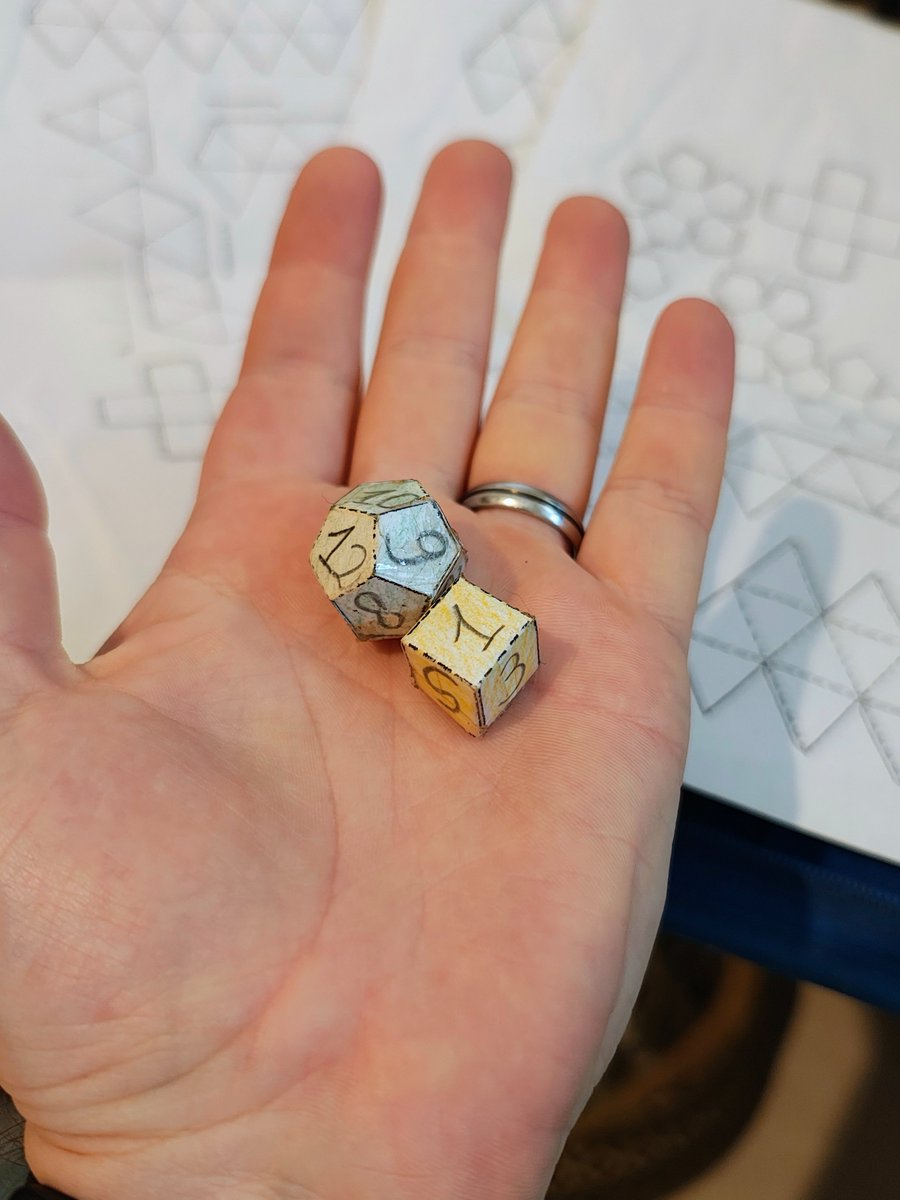 tmDadoEmCasa's tweet photo. Lá por volta de 2005 quando comecei a jogar RPG com meus amigos não tínhamos dados (e R$ 25,00 no ML, sem garantia de entrega na época, era inimaginável pra gente com 12-13 anos), mas os moldes do magistério da minha irmã garantiram dados pra todos do grupo
#RPG #DnD #dicemaking https://t.co/q8D2K3e61Q