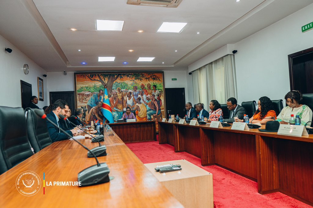 PrimatureRDC's tweet photo. #Humanitaire  #UE
26 janvier 2026 | La Première Ministre, Cheffe du Gouvernement, Judith Suminwa Tuluka, a reçu une délégation de l’Union Européenne pour la région des Grands Lacs, conduite par son Représentant spécial, Johan Borgstam.

Les échanges ont porté sur le renforcement de l’assistance humanitaire dans l’Est de la RDC et la confirmation de l’engagement continu de l’UE en faveur des populations affectées par la crise, notamment les déplacés et réfugiés congolais de la région.

La Cheffe du Gouvernement a salué la qualité du partenariat RDC–UE et réaffirmé que la protection des Congolais et la recherche de la paix demeurent des priorités majeures de l’action gouvernementale, conformément au Programme d’Actions du Gouvernement.