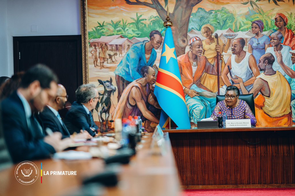 PrimatureRDC's tweet photo. #Humanitaire  #UE
26 janvier 2026 | La Première Ministre, Cheffe du Gouvernement, Judith Suminwa Tuluka, a reçu une délégation de l’Union Européenne pour la région des Grands Lacs, conduite par son Représentant spécial, Johan Borgstam.

Les échanges ont porté sur le renforcement de l’assistance humanitaire dans l’Est de la RDC et la confirmation de l’engagement continu de l’UE en faveur des populations affectées par la crise, notamment les déplacés et réfugiés congolais de la région.

La Cheffe du Gouvernement a salué la qualité du partenariat RDC–UE et réaffirmé que la protection des Congolais et la recherche de la paix demeurent des priorités majeures de l’action gouvernementale, conformément au Programme d’Actions du Gouvernement.