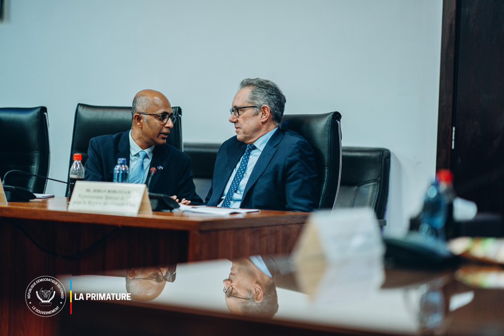 PrimatureRDC's tweet photo. #Humanitaire  #UE
26 janvier 2026 | La Première Ministre, Cheffe du Gouvernement, Judith Suminwa Tuluka, a reçu une délégation de l’Union Européenne pour la région des Grands Lacs, conduite par son Représentant spécial, Johan Borgstam.

Les échanges ont porté sur le renforcement de l’assistance humanitaire dans l’Est de la RDC et la confirmation de l’engagement continu de l’UE en faveur des populations affectées par la crise, notamment les déplacés et réfugiés congolais de la région.

La Cheffe du Gouvernement a salué la qualité du partenariat RDC–UE et réaffirmé que la protection des Congolais et la recherche de la paix demeurent des priorités majeures de l’action gouvernementale, conformément au Programme d’Actions du Gouvernement.