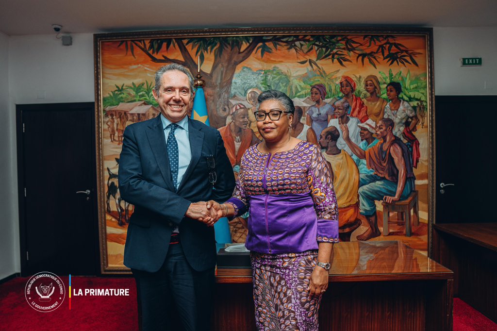 PrimatureRDC's tweet photo. #Humanitaire  #UE
26 janvier 2026 | La Première Ministre, Cheffe du Gouvernement, Judith Suminwa Tuluka, a reçu une délégation de l’Union Européenne pour la région des Grands Lacs, conduite par son Représentant spécial, Johan Borgstam.

Les échanges ont porté sur le renforcement de l’assistance humanitaire dans l’Est de la RDC et la confirmation de l’engagement continu de l’UE en faveur des populations affectées par la crise, notamment les déplacés et réfugiés congolais de la région.

La Cheffe du Gouvernement a salué la qualité du partenariat RDC–UE et réaffirmé que la protection des Congolais et la recherche de la paix demeurent des priorités majeures de l’action gouvernementale, conformément au Programme d’Actions du Gouvernement.