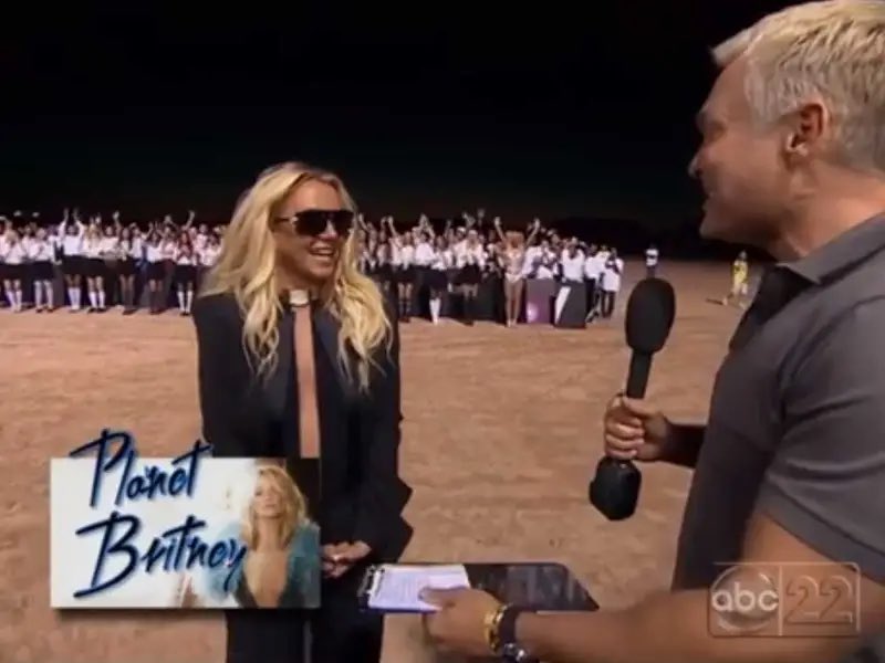 rafaeldealmeida's tweet image. Quem não é da fanbase não sabe que a gente tá acostumado a ser iludido desde esse dia aqui, no nascimento da Deserto Tour. Comemos tanta areia e nada mais nos abala