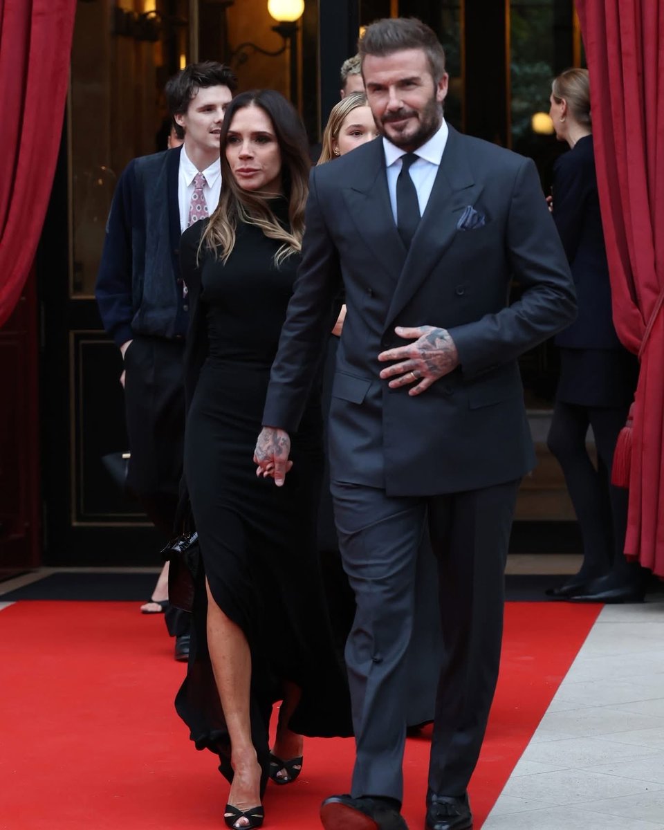 extratv's tweet image. David and Victoria Beckham are putting on a united front amid their family feud with son Brooklyn Beckham and his wife Nicola Peltz. 

They were dressed to the nines as they stepped out during #ParisFashionWeek with daughter Harper, son Romeo and his GF Kim Turnball, and son Cruz…
