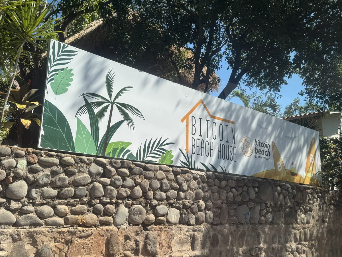 BitcoinHanbit's tweet image. Looking forward to meeting Bitcoin circular economy leaders from all over the world!
#GlobalBCESummit 🇸🇻💪
@FBCEglobal 

Thank you so much for the warm hospitality, @romanmartinezc,  @Bitcoinbeach 🇸🇻🌊⚡️