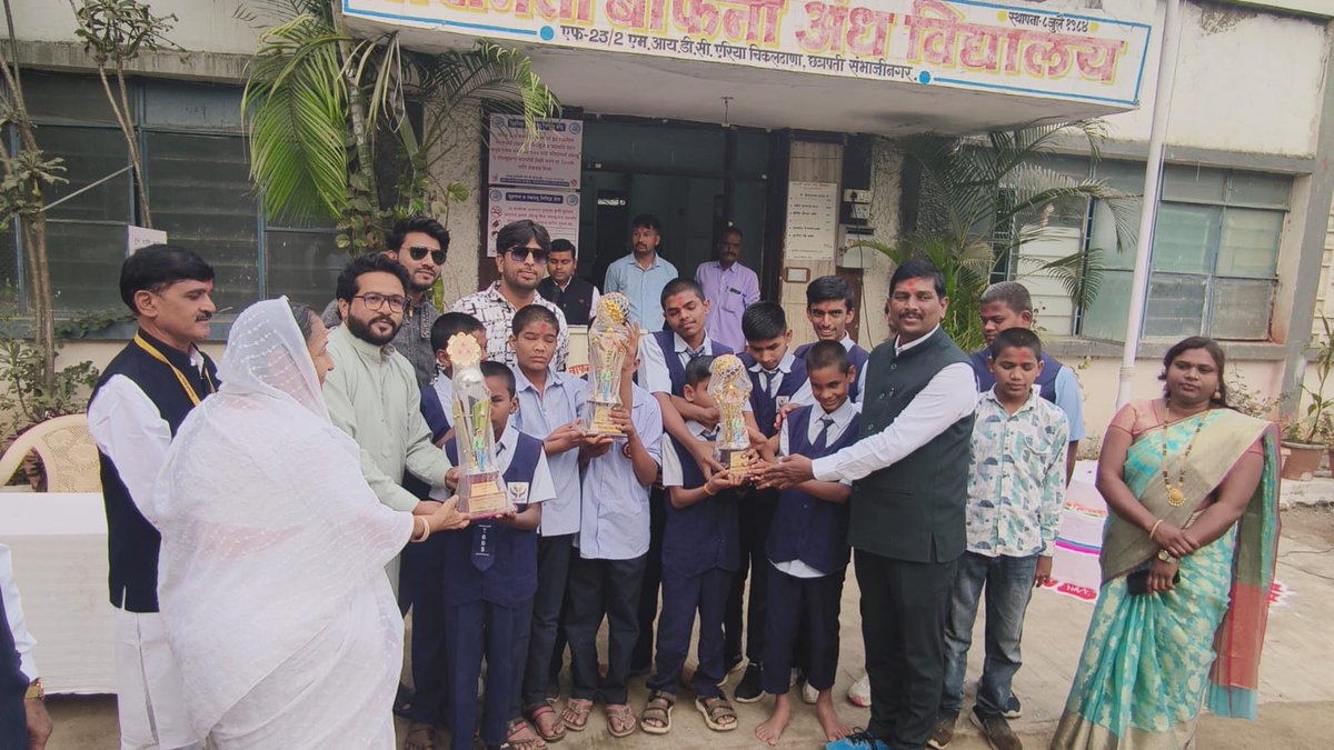 SRKUniverse's tweet photo. SRK fans from #Aurangabad celebrated the 77th Republic Day 🇮🇳 by organizing a charity event for a special school, sharing joy, food, and smiles ✨

@iamsrk @ArmanSrKian

#ShahRukhKhan #SRK  #KingTitleReveal #KING #KingKhan #RepublicDay #RepublicDayIndia #RepublicDay2026 https://t.co/BjNVUDt0He