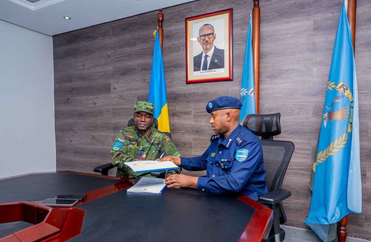 RwandaMoD's tweet image. Uyu munsi, ku cyicaro gikuru cy'Ingabo z'u Rwanda, habaye umuhango w'ihererekanyabubasha aho Brigadier General Godfrey Gasana yashyikirije ku mugaragaro Col Dan Gatsinzi inshingano z'Umugaba Wungirije w’Ingabo zirwanira mu Kirere.