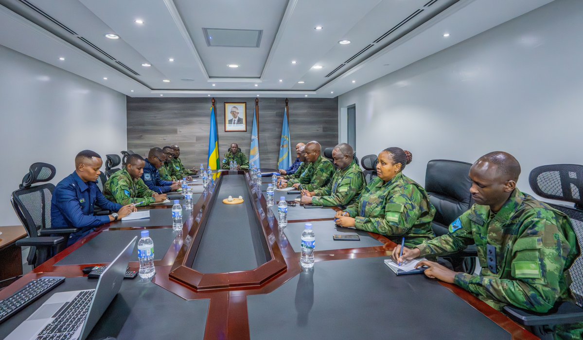 RwandaMoD's tweet image. Uyu munsi, ku cyicaro gikuru cy'Ingabo z'u Rwanda, habaye umuhango w'ihererekanyabubasha aho Brigadier General Godfrey Gasana yashyikirije ku mugaragaro Col Dan Gatsinzi inshingano z'Umugaba Wungirije w’Ingabo zirwanira mu Kirere.