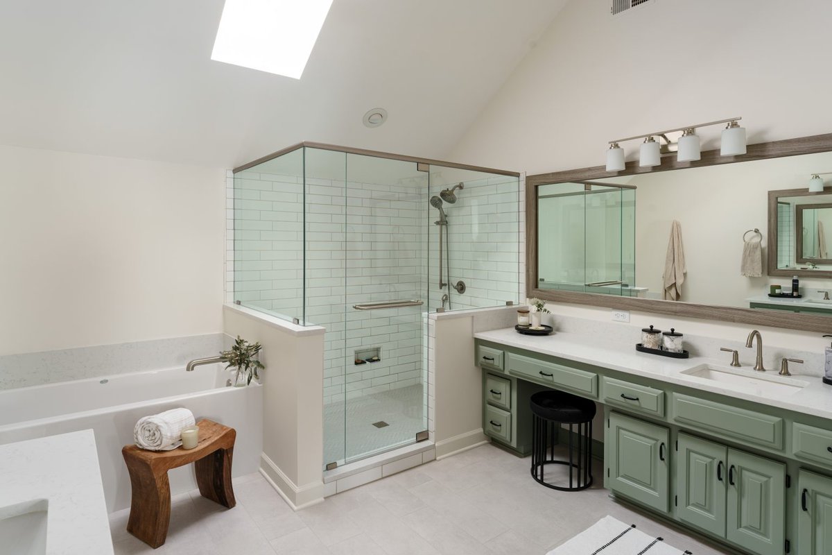 SDRKC's tweet photo. Keep your current cabinetry but still get a stunning remodel! From new hardware to paint ideas and layout tweaks — we’re sharing ideas you’ll love.

👉 Full guide here: https://t.co/0Up9LUkyY4

#DesignInspiration #RemodelAgain #BathroomRefresh https://t.co/TUIMkB7hxJ