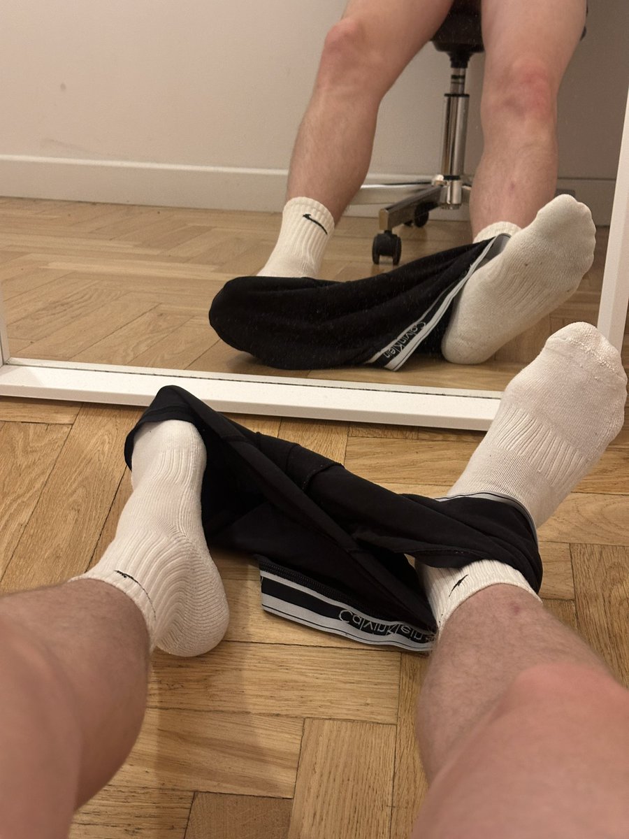 jxvbss's tweet photo. 🤭🧦
#feet #socks #underwear #whitesocks https://t.co/YuPoDm39JX