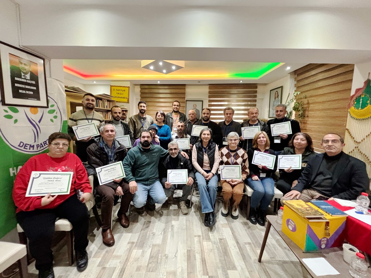 Çanakkale örgütümüzle iki günlük eğitimimizi gerçekleştirdik. Eleştirel siyasal eğitimin, en olanaklı zamanların olduğu kadar zor zamanların da özgürleştirici araçlarından biri olduğunun bilinciyle kendimizi eğitmeye ve kuşatmayı kırmaya devam ediyoruz ✌🏽☀️