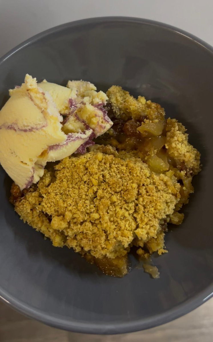 It was our brand new Emerald Team’s 1st Drop-In on Sunday serving guests with Shepherds Pie and Baked Beans followed by Apple Crumble with either Custard or Ice Cream! Well done Emerald Team, you absolutely smashed it! 👊