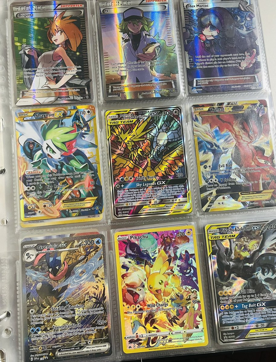 aster_265's tweet image. アズサが加わり英語版の9ポケが　埋まったので📷
こだわり皆無の適当ファイリングだけど、特有の粗め加工が良い感じかも。大体日版の1/10くらいで集まるのも💯