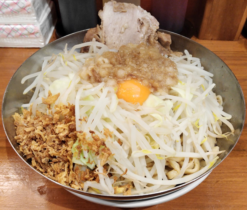池袋で営業している二郎系ラーメン店「太る」を訪問。
「汁無しラーメン」（1000円）を食べました。
麺量変えても同一料金になっていて、写真は大400g＋背脂マシです。
よくある二郎系の味を想像しましたが、黒胡椒たっぷりで癖になるスパイシーさがあり、美味しかったです。
豚もでかくて、超満腹。