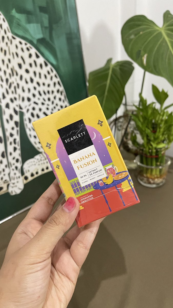 Saktyayu's tweet photo. Pecinta parfum manis tapi nga guing kalian harus coba ini 😭🫶🏻

• Top Notes: Mandarin, Peony, Banana, Pineapple.
• Middle Notes: Jasmine, Heliotrope.
• Base Notes: Vanilla, Ambergris, Musk.

Perpaduan seger dari buah, bunga dan vanila nya cakep banget. https://t.co/seOqiNA0GY
